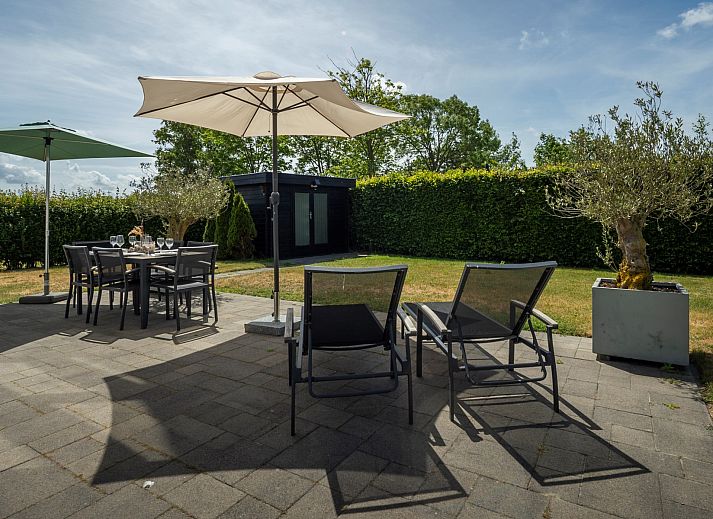 Seitenansicht des Ferienhauses Zonnedorp 8, De Zeehond in Renesse, Zeeland mit einem gepflegten Garten.