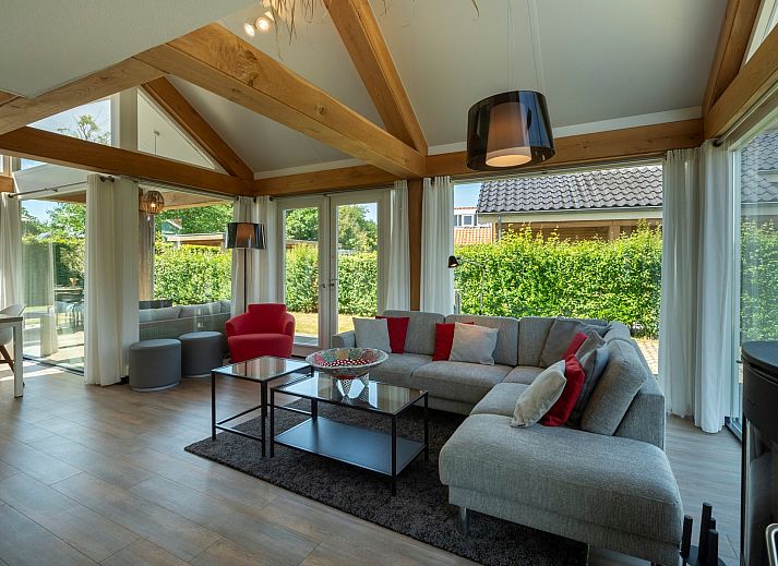 Stilvolle Holzfassade des Ferienhauses Zonnedorp 8, De Zeehond in Renesse, Zeeland.