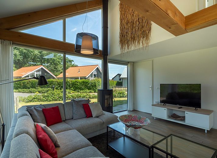 Stilvolle Holzfassade des Ferienhauses Zonnedorp 8, De Zeehond in Renesse, Zeeland.