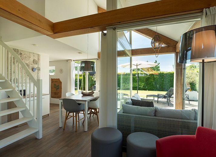 Stilvolle Holzfassade des Ferienhauses Zonnedorp 8, De Zeehond in Renesse, Zeeland.