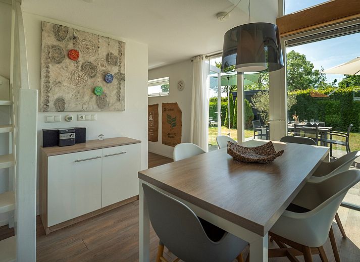 Terrasse des Ferienhauses Zonnedorp 8, De Zeehond in Renesse, Zeeland mit bequemen Liegestuehlen.