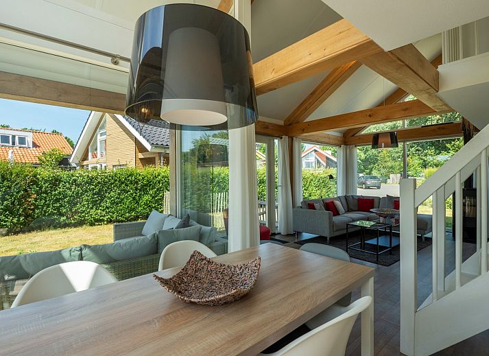 Terrasse des Ferienhauses Zonnedorp 8, De Zeehond in Renesse, Zeeland mit bequemen Liegestuehlen.