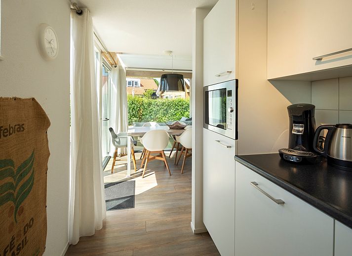 Terrasse des Ferienhauses Zonnedorp 8, De Zeehond in Renesse, Zeeland mit bequemen Liegestuehlen.