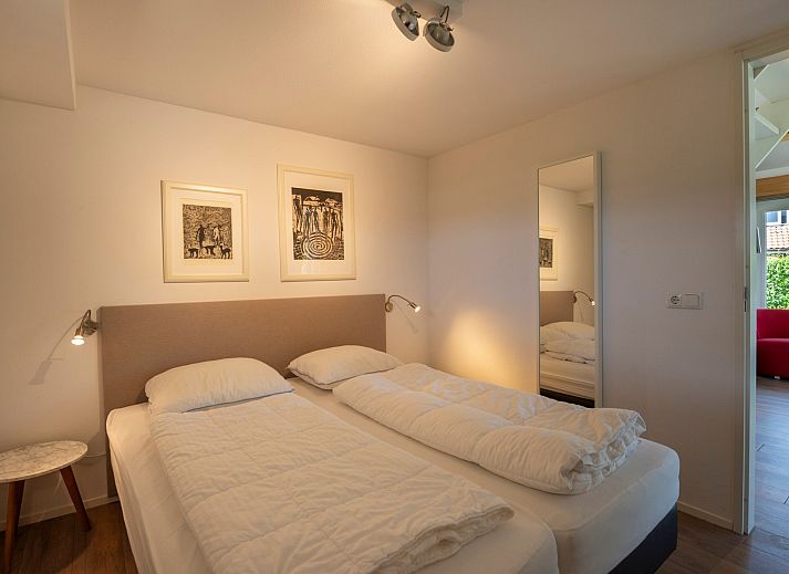 Terrasse des Ferienhauses Zonnedorp 8, De Zeehond in Renesse, Zeeland mit bequemen Liegestuehlen.