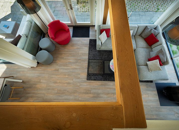 Gemuetlicher Aussenbereich des Ferienhauses Zonnedorp 8, De Zeehond in Renesse, Zeeland mit Sonnenschirmen.