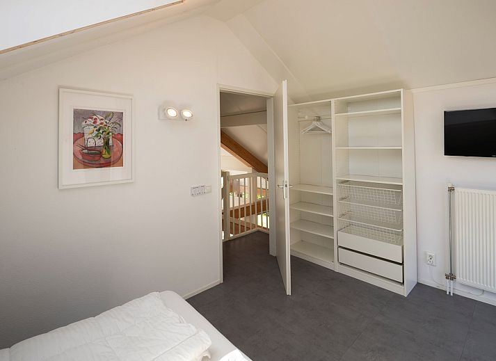 Gemuetlicher Aussenbereich des Ferienhauses Zonnedorp 8, De Zeehond in Renesse, Zeeland mit Sonnenschirmen.