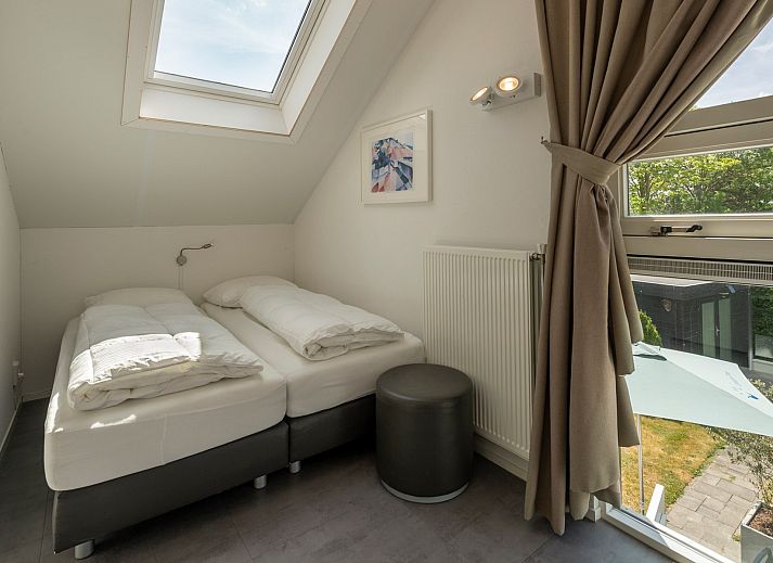 Gemuetlicher Aussenbereich des Ferienhauses Zonnedorp 8, De Zeehond in Renesse, Zeeland mit Sonnenschirmen.