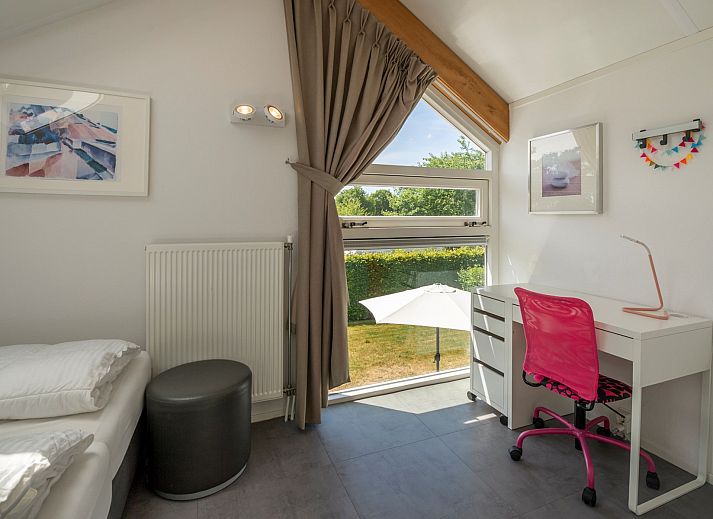 Terrasse des Ferienhauses Zonnedorp 8, De Zeehond in Renesse, Zeeland mit luxurioesem Sitzplatz.