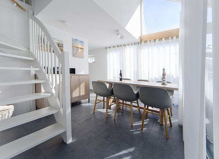 Ferienhaus Zonnedorp 12 Jolie in Renesse, Zeeland mit sonniger Terrasse und gruenem Garten.