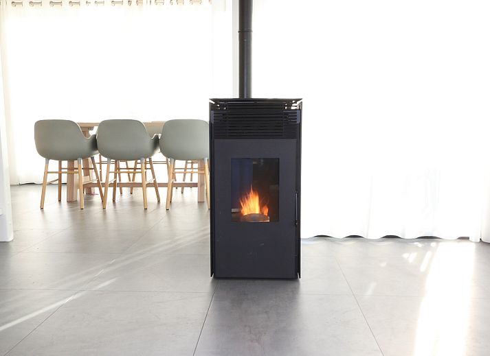 Ferienhaus Zonnedorp 12 Jolie in Renesse, Zeeland mit sonniger Terrasse und gruenem Garten.