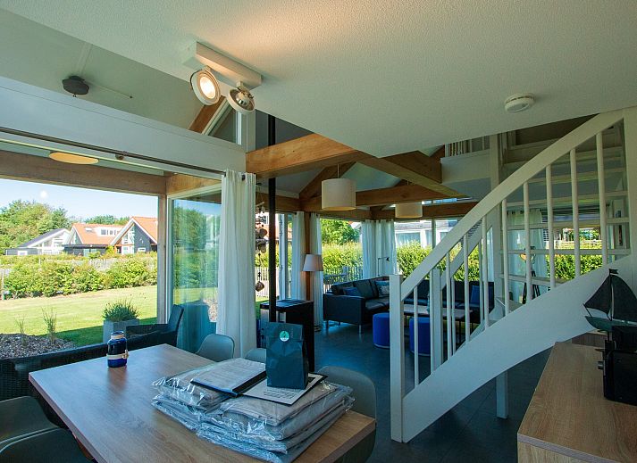 Ferienhaus Zonnedorp 12 Jolie in Renesse, Zeeland mit sonniger Terrasse und gruenem Garten.