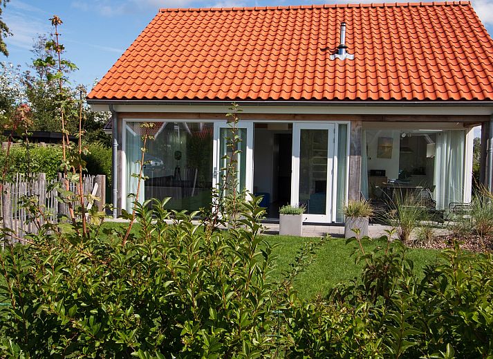 Ferienhaus Zonnedorp 12 Jolie in Renesse, Zeeland mit sonniger Terrasse und gruenem Garten.