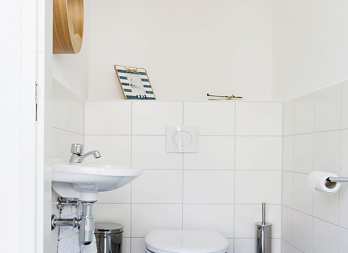 Offenes Wohnzimmer mit Blick auf den Garten im Ferienhaus Zonnedorp 12 Jolie, Renesse, Zeeland.