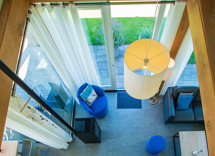 Offenes Wohnzimmer mit Blick auf den Garten im Ferienhaus Zonnedorp 12 Jolie, Renesse, Zeeland.
