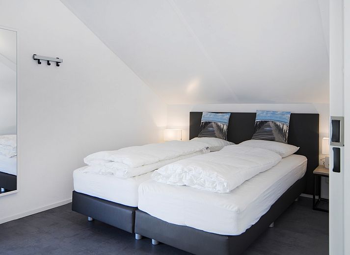 Offenes Wohnzimmer mit Blick auf den Garten im Ferienhaus Zonnedorp 12 Jolie, Renesse, Zeeland.