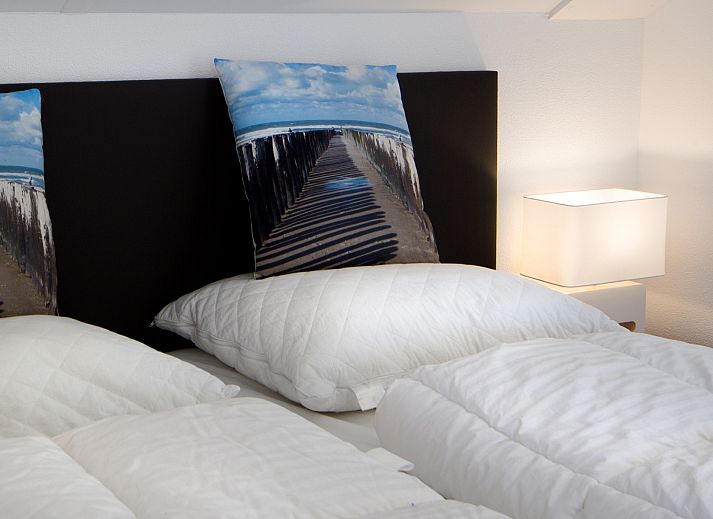 Offenes Wohnzimmer mit Blick auf den Garten im Ferienhaus Zonnedorp 12 Jolie, Renesse, Zeeland.