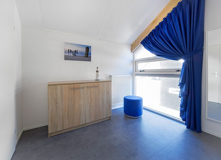 Offenes Wohnzimmer mit Blick auf den Garten im Ferienhaus Zonnedorp 12 Jolie, Renesse, Zeeland.