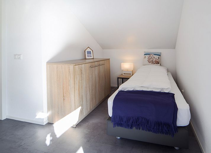 Gruener Garten des Ferienhauses Zonnedorp 12 Jolie in Renesse, Zeeland mit moderner Veranda.