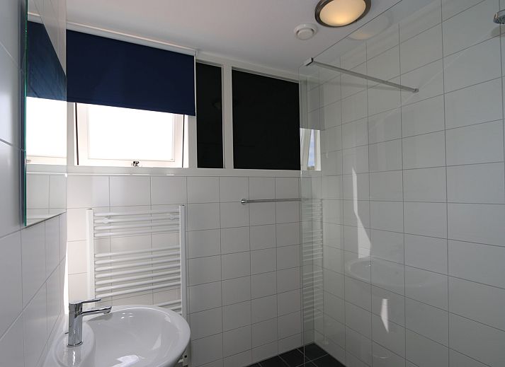 Gruener Garten des Ferienhauses Zonnedorp 12 Jolie in Renesse, Zeeland mit moderner Veranda.