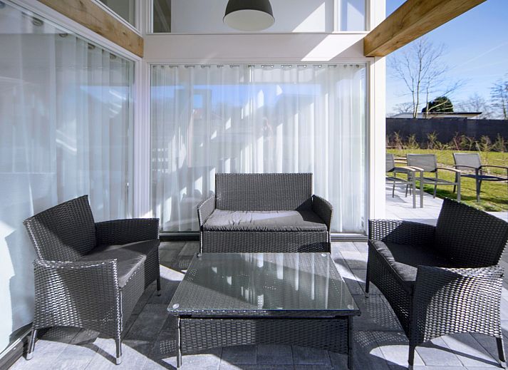 Gruener Garten des Ferienhauses Zonnedorp 12 Jolie in Renesse, Zeeland mit moderner Veranda.