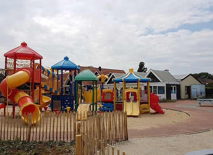 Grosser Garten des Ferienhauses Zonnedorp 12 Jolie in Renesse, ideal zum Entspannen.