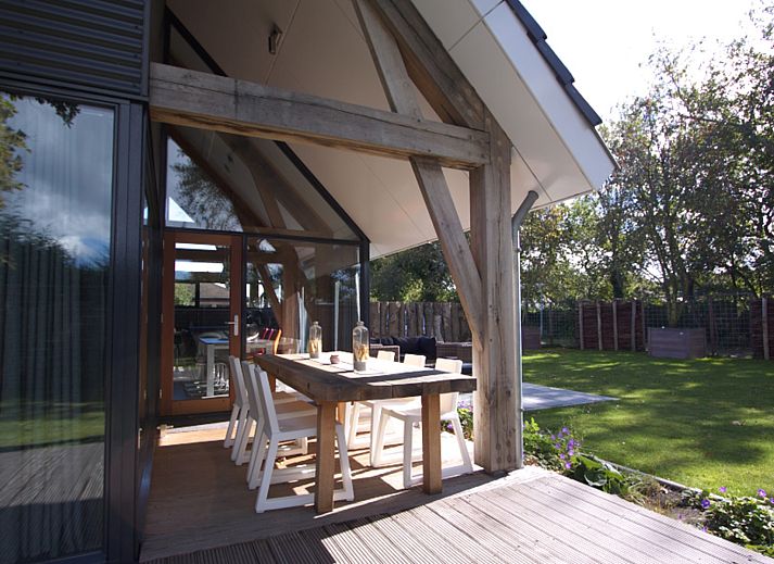 Cozy terrace at Holiday home Horizon 36, 'Sea You' in Renesse, perfect for sunbathing.