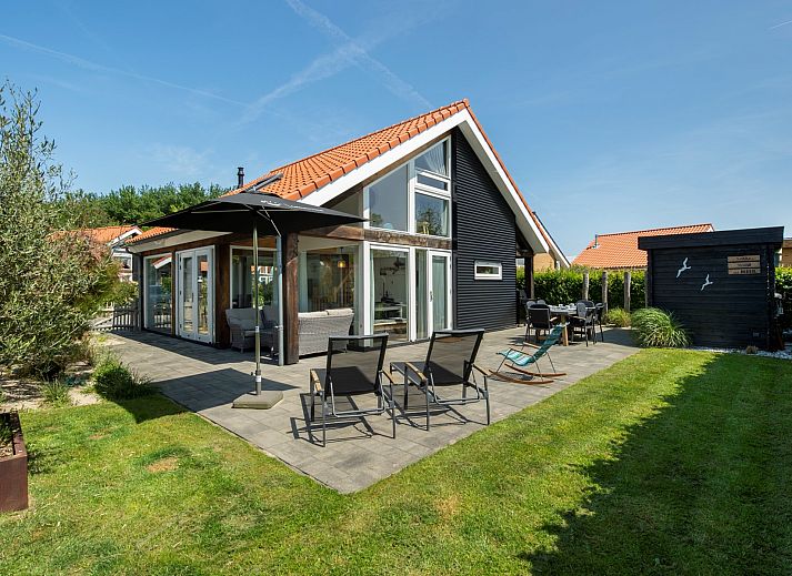 Vakantiehuis Zonnedorp 6 Happy in Renesse, Zeeland, met moderne architectuur en ruime ramen.