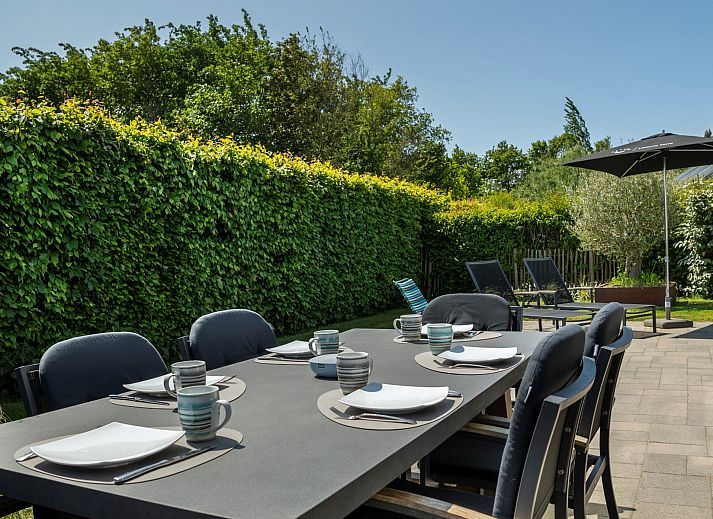 Terras van Vakantiehuis Zonnedorp 6 Happy in Renesse, ideaal voor buiten dineren.