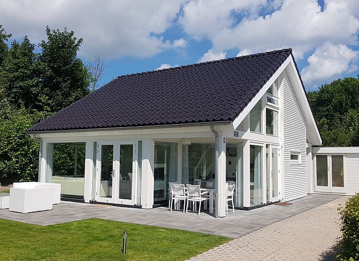 Das Ferienhaus Zonnedorp 4, Villa Jula in Renesse bietet eine sonnige Terrasse mit modernen Moebeln in gruener Umgebung.