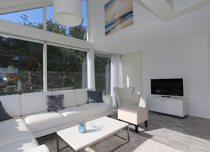 Villa Jula, ein stilvolles Ferienhaus in Renesse, Zeeland, mit schoener Terrasse und umgeben von der Natur.