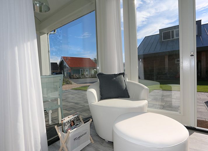 Villa Jula, ein stilvolles Ferienhaus in Renesse, Zeeland, mit schoener Terrasse und umgeben von der Natur.