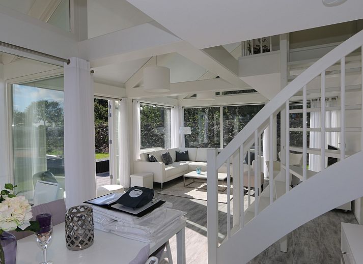 Villa Jula, ein stilvolles Ferienhaus in Renesse, Zeeland, mit schoener Terrasse und umgeben von der Natur.