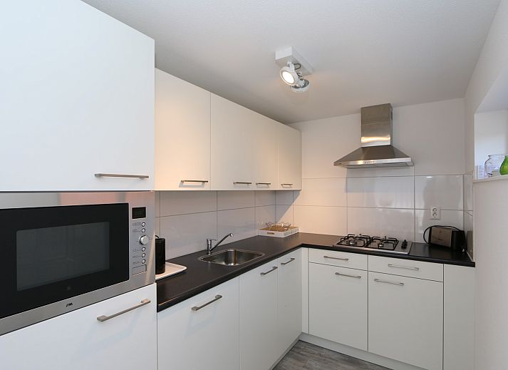 Villa Jula, ein stilvolles Ferienhaus in Renesse, Zeeland, mit schoener Terrasse und umgeben von der Natur.