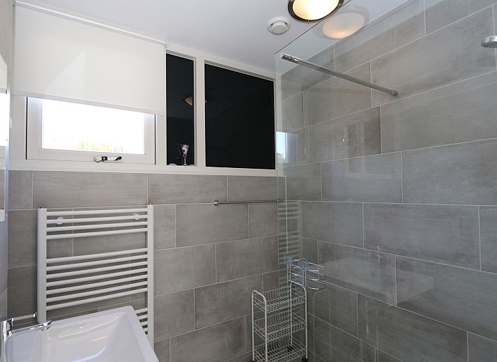 Villa Jula in Renesse, Ferienhaus Zonnedorp 4, mit einer grossen Terrasse und einem modernen Aussenbereich in Zeeland.