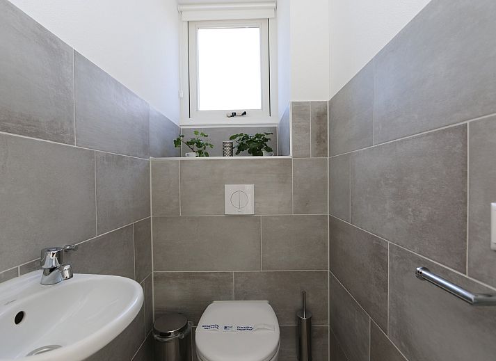 Villa Jula in Renesse, Ferienhaus Zonnedorp 4, mit einer grossen Terrasse und einem modernen Aussenbereich in Zeeland.