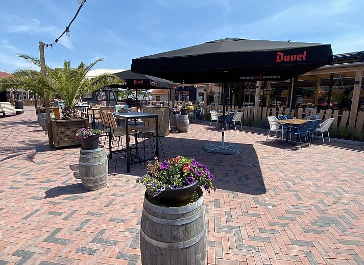 Cozy living room of VZ2326 Holiday Chalet Stern 1866 Renesse with modern decor in Zeeland.