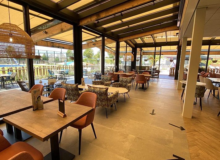 Dining area in VZ2326 Holiday Chalet Stern 1866 Renesse, perfect for family dinners in Schouwen-Duiveland.