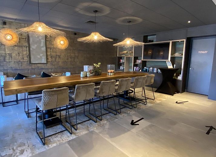 Stylish dining area with a view at VZ2326 Holiday Chalet Stern 1866 Renesse in Renesse, Zeeland.