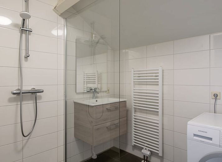 Cozy living room of bungalow Comfort 6K in Renesse, Schouwen-Duiveland, Zeeland, with comfortable interior and lots of natural light.