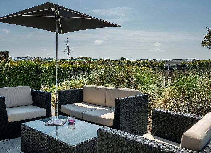 Vakantiehuis Zonnedorp 15 'Stuurboord' in Renesse, Zeeland, met een uitnodigende tuin en moderne architectuur omgeven door natuur.