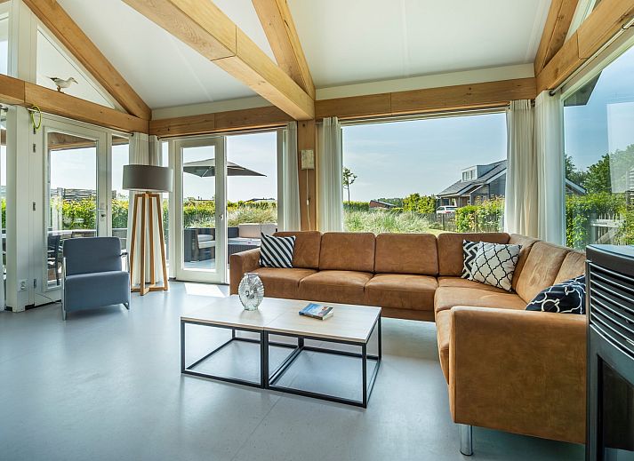 Vakantiehuis Zonnedorp 15 'Stuurboord' in Renesse, Zeeland, met een uitnodigende tuin en moderne architectuur omgeven door natuur.