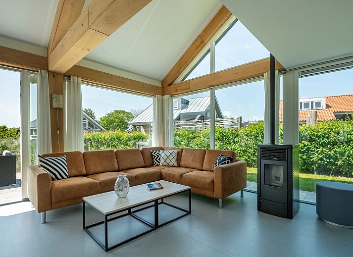 Geniet van de moderne veranda van Vakantiehuis Zonnedorp 15, Stuurboord in Renesse, Zeeland, perfect voor een ontspannen vakantie.