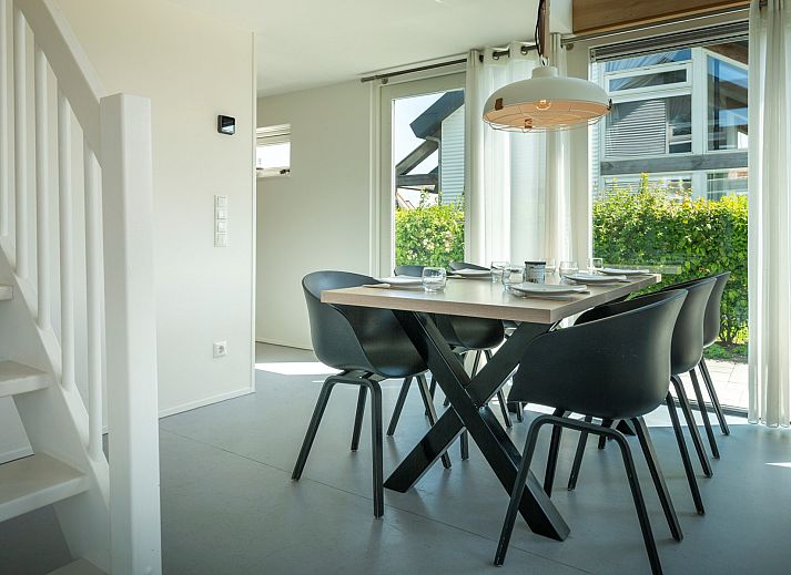 Geniet van de moderne veranda van Vakantiehuis Zonnedorp 15, Stuurboord in Renesse, Zeeland, perfect voor een ontspannen vakantie.