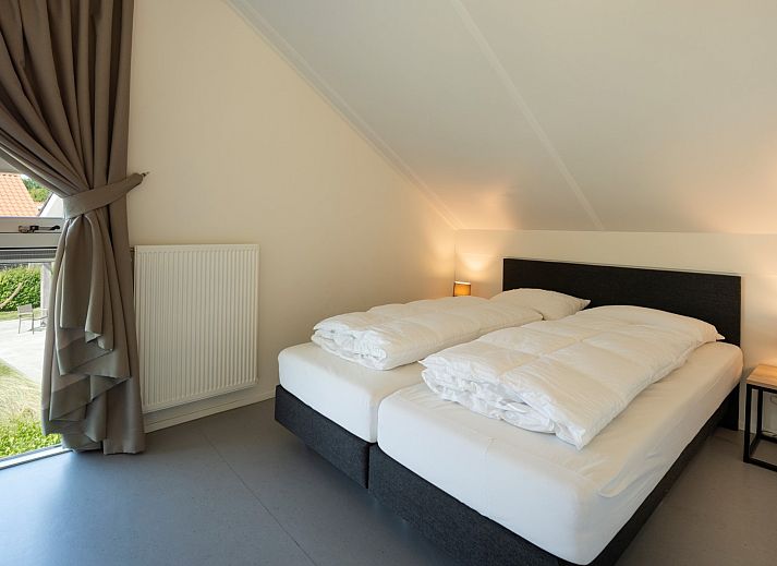 Geniet van het zonnige terras van Vakantiehuis Zonnedorp 15, Stuurboord in Renesse, Zeeland, omringd door natuur en rust.