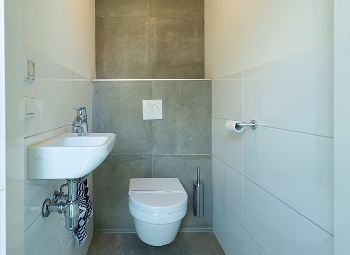 Gezellige woonkamer in Vakantiehuis Zonnedorp 15 Stuurboord, Renesse, met moderne inrichting en uitzicht op de groene omgeving van Zeeland.