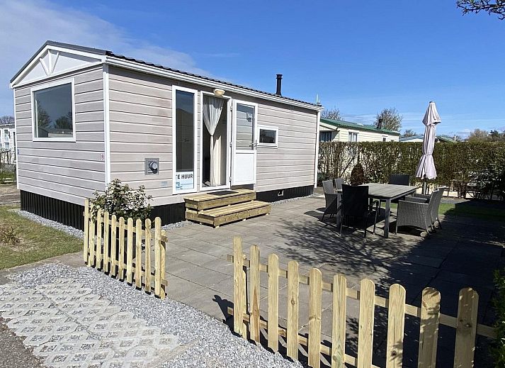 VZ466 Chalet Duif 258 in Renesse mit schoener Veranda und Gartenmoebeln, ideal zum Entspannen in Schouwen-Duiveland, Zeeland.