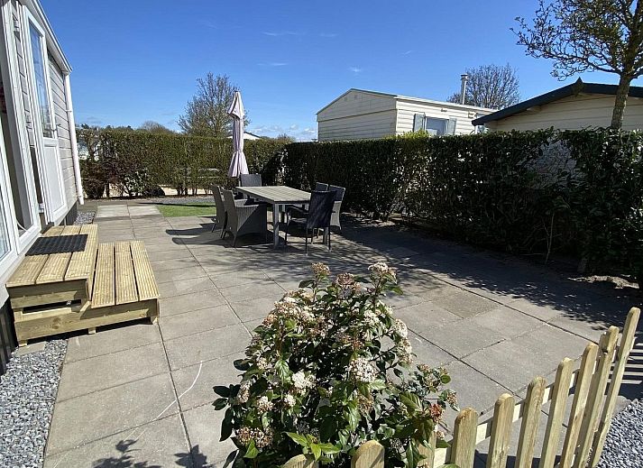 VZ466 Chalet Duif 258 in Renesse mit schoener Veranda und Gartenmoebeln, ideal zum Entspannen in Schouwen-Duiveland, Zeeland.