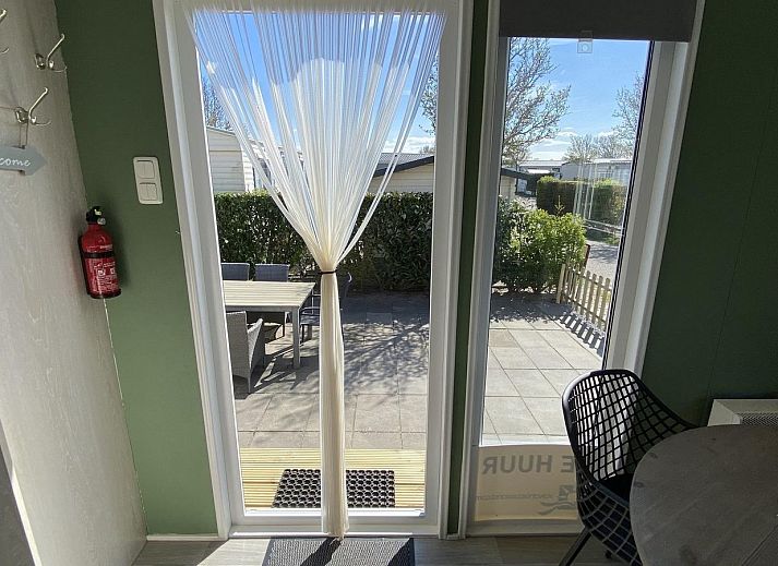 Aussenterrasse von VZ466 Chalet Duif 258 in Renesse, Schouwen-Duiveland, perfekt fuer sonnige Tage in Zeeland.