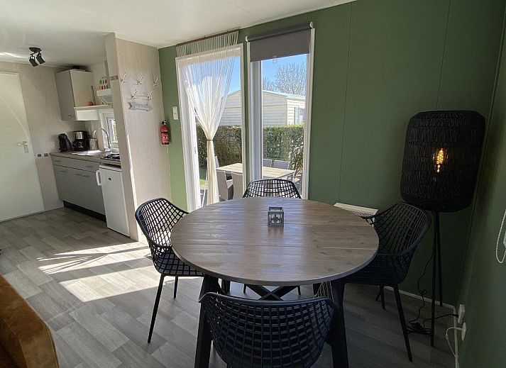 Gemuetliche Lounge auf der Terrasse des VZ466 Chalet Duif 258 in Renesse, umgeben von Gruen in Schouwen-Duiveland.