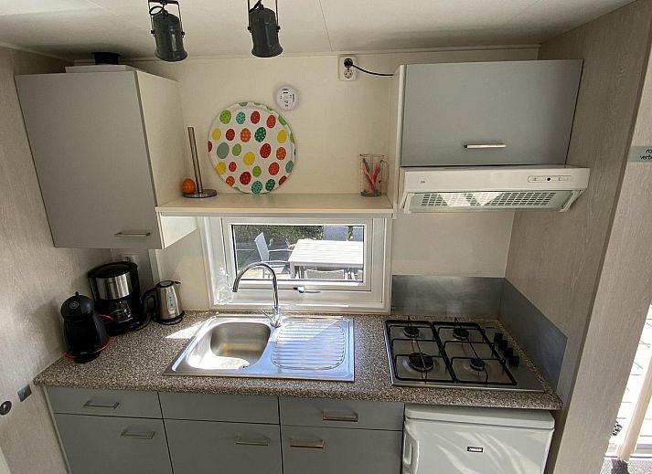 Gemuetliche Lounge auf der Terrasse des VZ466 Chalet Duif 258 in Renesse, umgeben von Gruen in Schouwen-Duiveland.